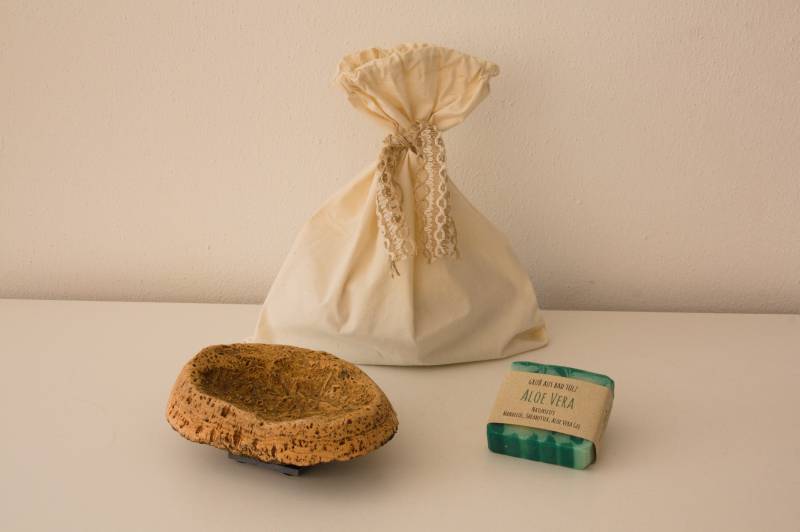Naturseife und Korkschale im Set 