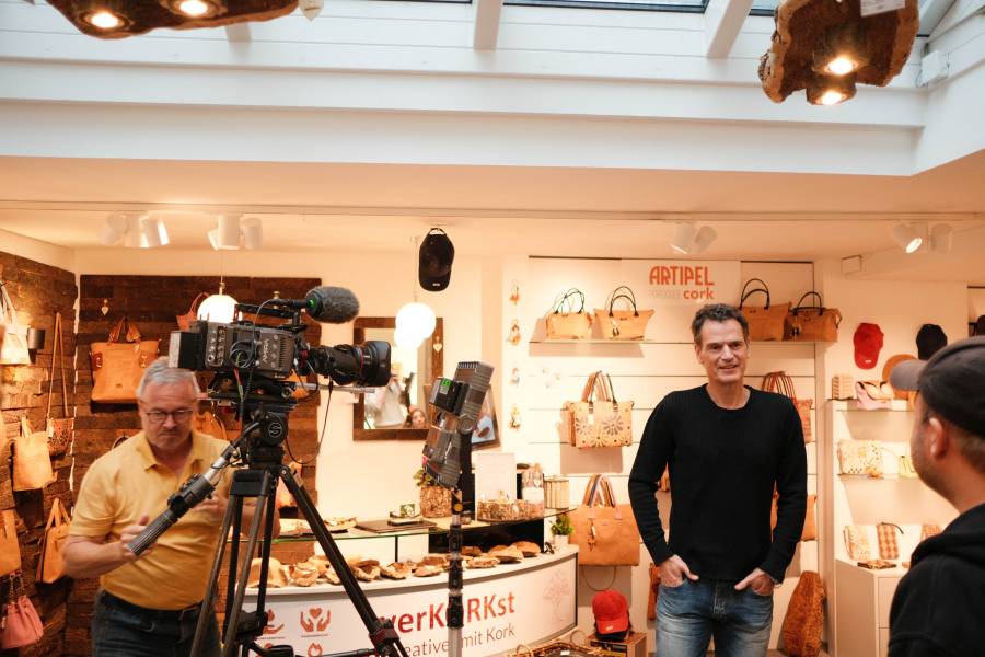 Das Bayerische Fernsehen dreht bei verKORKst für die Sendung "Wir in Bayern"